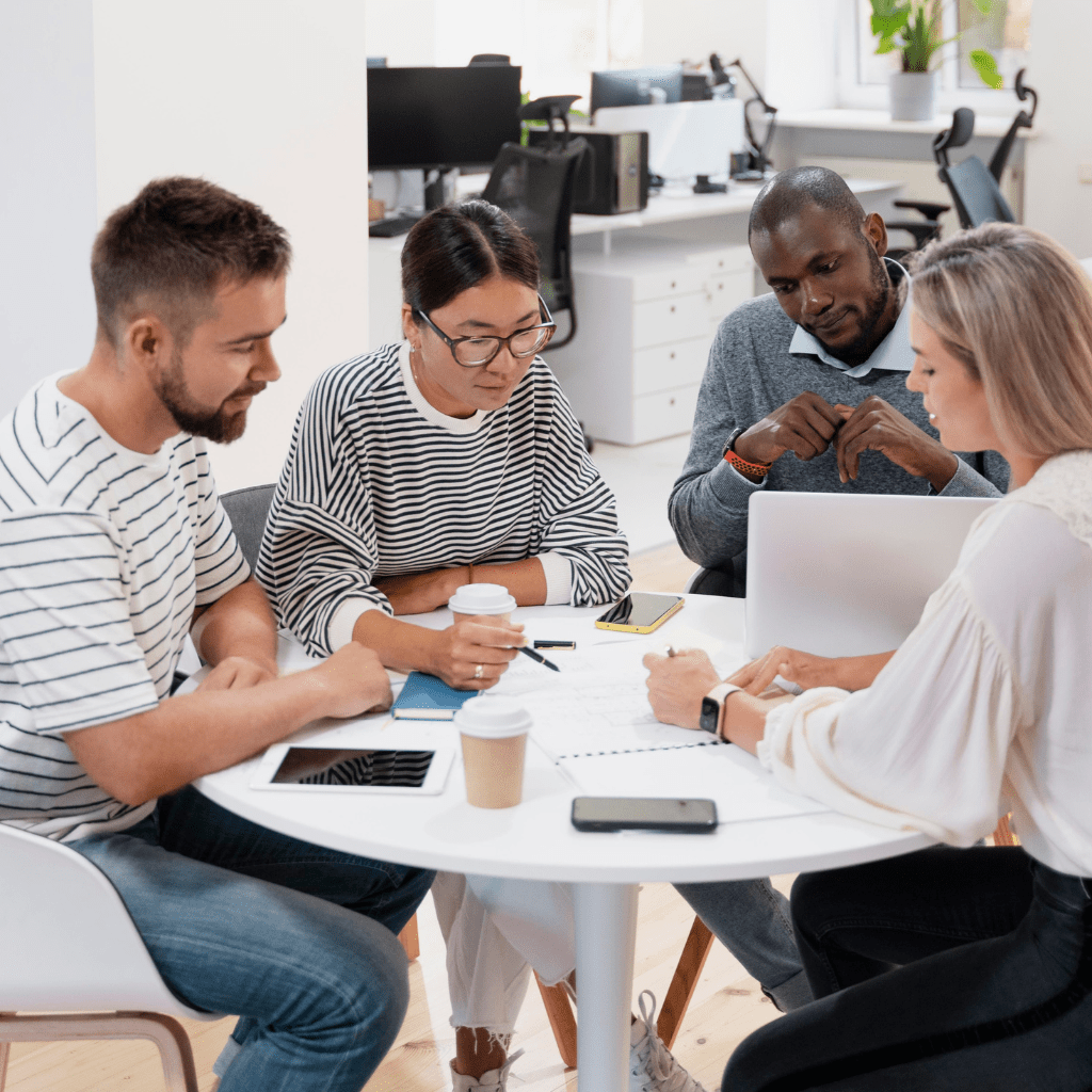 Pesssoas em volta de uma mesa conversando